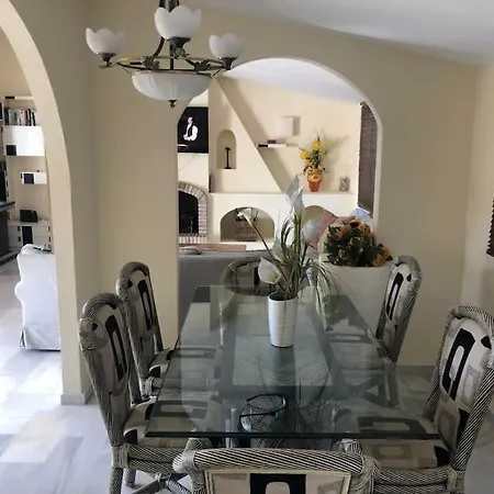 High Quality, Spacious, 4 Bedroom Private Villa *